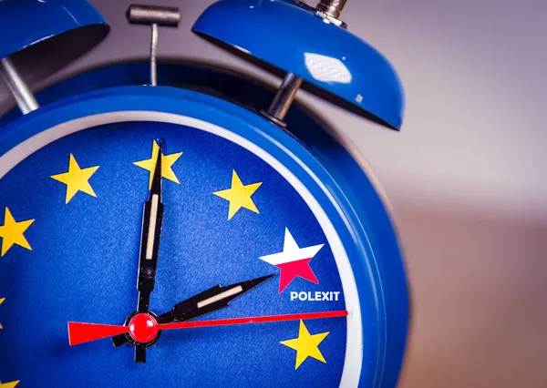 Despertador retro reloj de la UE que representa el conflicto con Polonia y Polexit — Foto de Stock