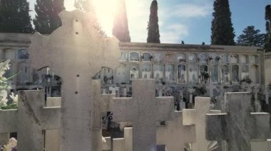 Taş mezarlıkta ya da mezarlıkta kesişir.