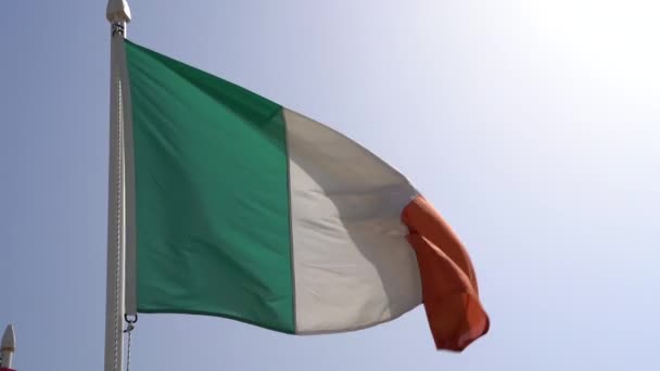 Olasz zászló lengett a kék ég ellen lassított felvételen — Stock videók