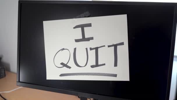 Notiz auf einem Monitor eines Arbeitscomputers mit dem Text I QUIT. Großes Rücktrittskonzept — Stockvideo