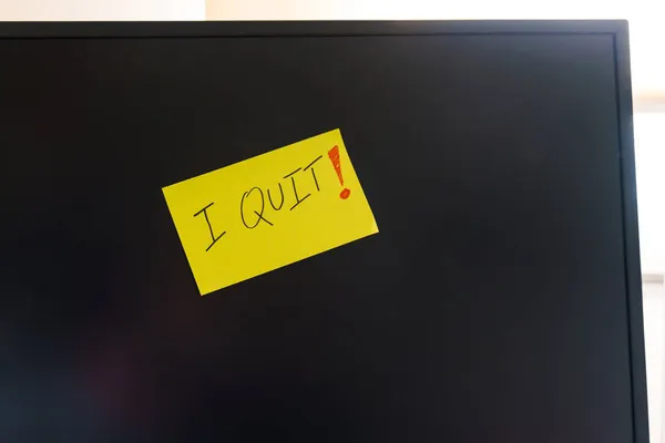 Nota en un monitor de un ordenador de trabajo con el texto I QUIT. Gran concepto de resignación —  Fotos de Stock