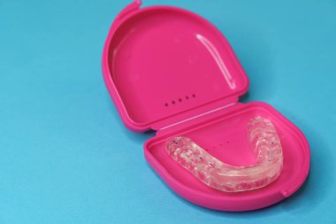 Pembe bir kutuda diş teli dişleri