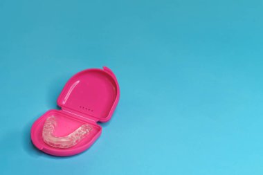 Pembe bir kutuda diş teli dişleri