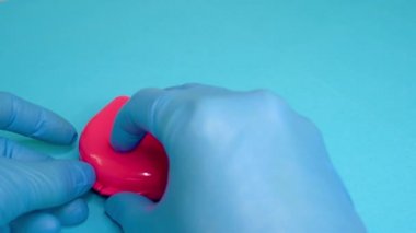 Doktor pembe bir kutudan diş teli ya da diş teli alıyor.