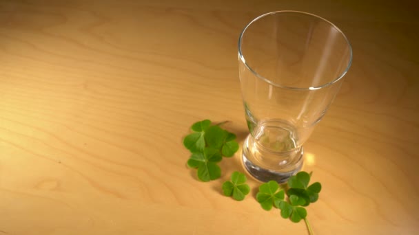 Un vaso de cerveza llenando el vaso. Concepto de día de San Patricio — Vídeo de stock