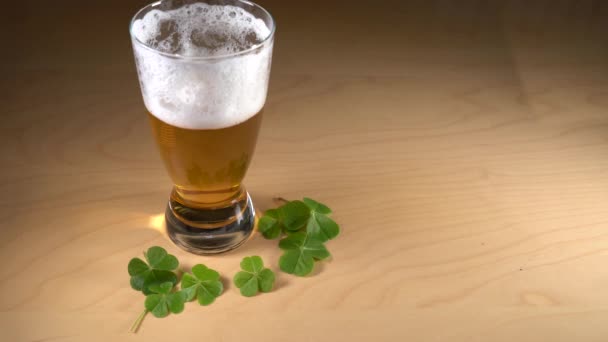 Un vaso de cerveza llenando el vaso. Concepto de día de San Patricio — Vídeos de Stock