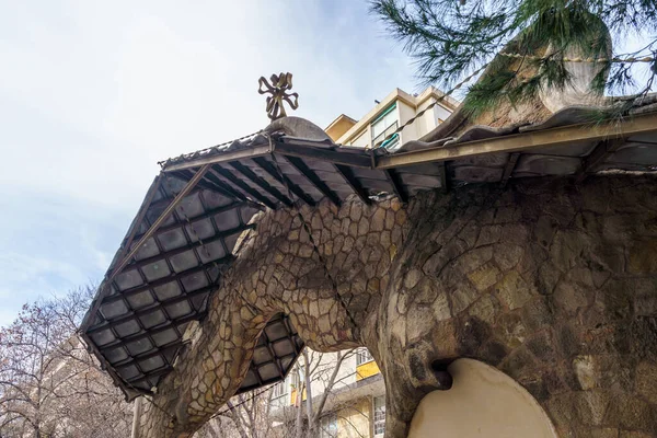 Barcelona, España - Enero 2022: Puerta de Miralles y Finca Miralle, una de la arquitectura de Gaudí en Barcelona, España — Foto de Stock