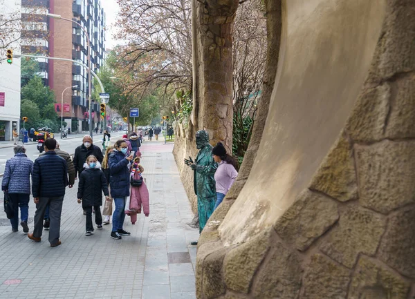 Barcelona, Španělsko - leden 2022: Turisté fotografují sochu Antonia Gaudího u Miralles Gate — Stock fotografie