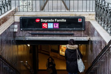 Barselona, İspanya. 22 Ocak: Barselona 'daki sagrada familia metro istasyonuna giren yolcular,