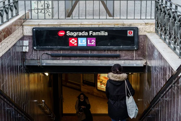 スペインのバルセロナ。1月22日-バルセロナのサグラダ・ファミリア地下鉄駅に入る。, — ストック写真