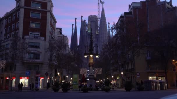 Naplemente kilátás a Sagrada család az új csillag a torony a Szűz Mária — Stock videók
