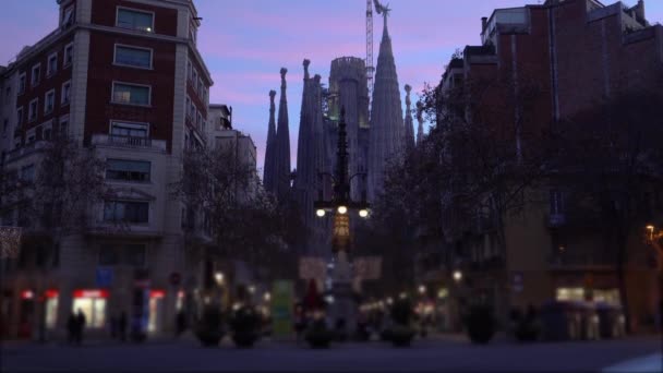 Solnedgång utsikt över Sagrada familia med den nya stjärnan på tornet av Jungfru Maria — Stockvideo