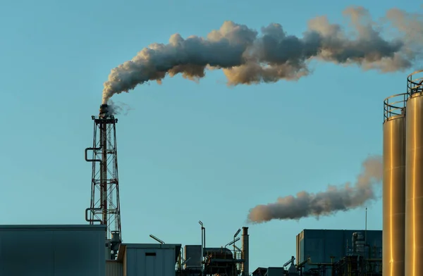 Planta industrial que daña el medio ambiente por las emisiones de gases tóxicos a la atmósfera. — Foto de Stock