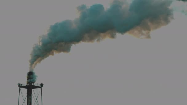 Planta industrial que daña el medio ambiente por las emisiones de gases tóxicos a la atmósfera. — Vídeos de Stock