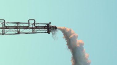 Sanayi tesisi atmosfere zehirli gaz salınımlarıyla çevreye zarar veriyor. Dikey görünüm