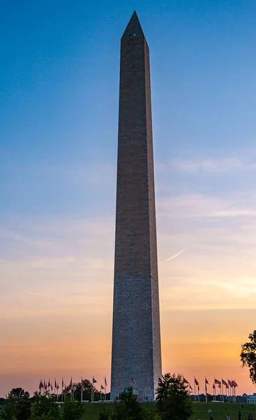 США, Washington DC, National Mall, view to Washington Monument by sunset — стоковое фото