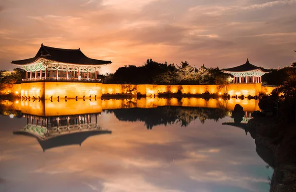 Património da UNESCO, lagoa de Anapji ao entardecer, Gyeongju, Coreia — Fotografia de Stock