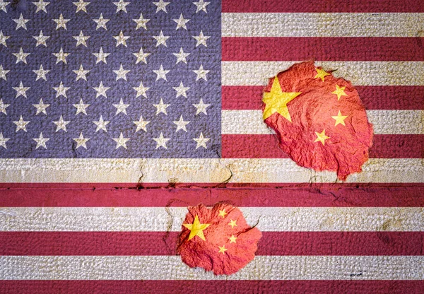 用美国国旗在粗糙的墙上展示中国国旗的弹孔 — 图库照片