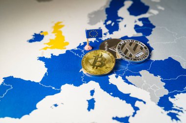 Altın Bitcoin, Litecoin ve Ethereum ve AB haritasıyla mali konsept
