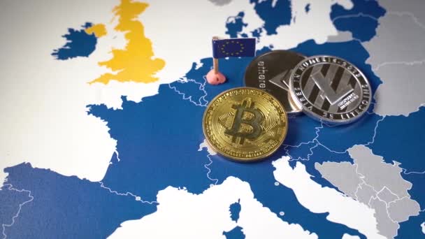 Finanční koncept se zlatým Bitcoinem, Litecoinem a éteriem a mapou EU — Stock video