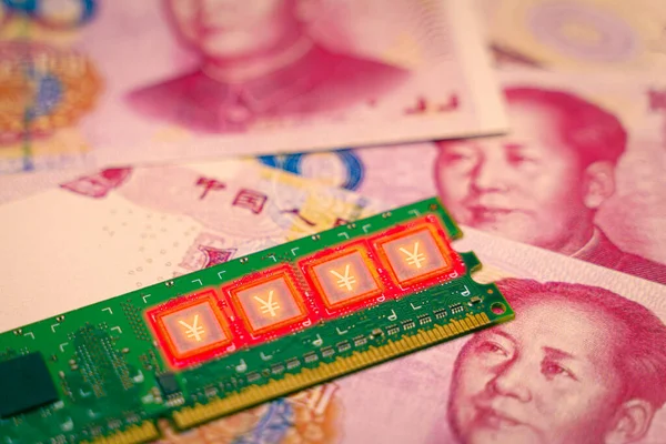 Yuan digital e no centro de uma placa de circuito sobre um Renminbi contas — Fotografia de Stock