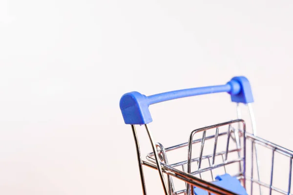 Carrito de compras sobre un fondo blanco — Foto de Stock