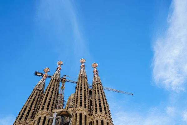 Vista inferior de la Catedral de la Sagrada Familia sobre un fondo de cielo azul — Foto de Stock