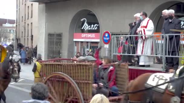 スペインのレウス。2022年3月：カトリック聖職者がサンアントニオの祭りの間に家畜や農場の動物を祝福し、タイヤの墓と呼ばれる典型的なカタログパレード — ストック動画