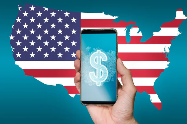 Mano sosteniendo un teléfono inteligente con un dólar estadounidense digital en la pantalla con el mapa de EE.UU. en el fondo —  Fotos de Stock