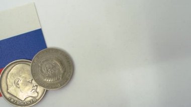 Rusya Federasyonu bayrağı üzerinde SSCB ya da CCCP 1 ruble Lenin parası
