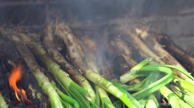 Barbeküde pişen bir yığın fasulye ya da tatlı soğan. Tipik Katalonya, İspanya