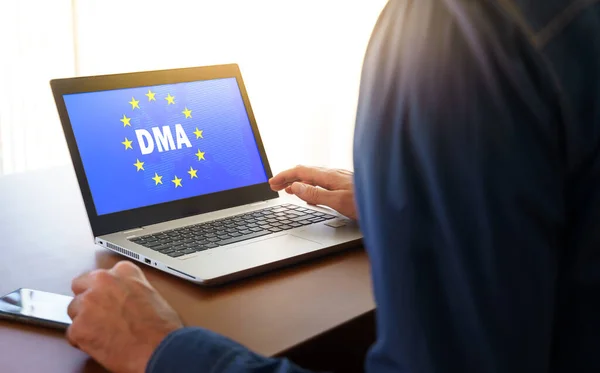 DMA y la bandera de la unión europea exhibida en un ordenador portátil moderno — Foto de Stock