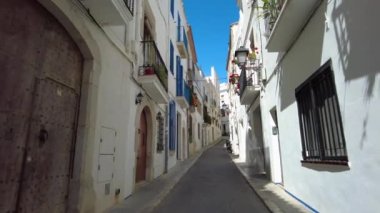 Sitges 'de dar bir sokakta yürürken, Katalonya' da Costa Dorada, İspanya