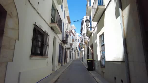 Walking on a narrow street in Sitges, Costa Dorada in Catalonia, spain — 图库视频影像
