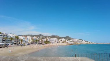 İspanya 'nın Kosta Dorada kentindeki San Sebastian plajına bakan POV manzarası