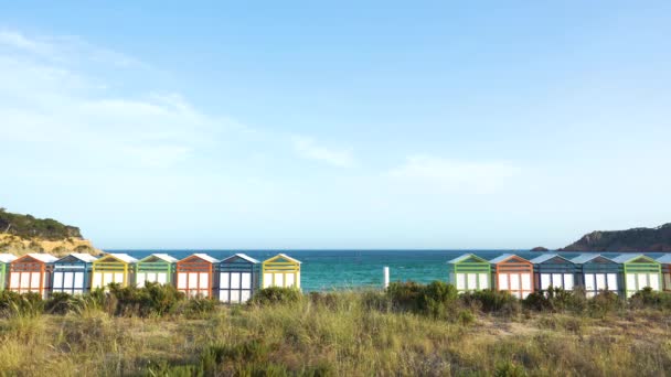 Famosas cabanas de praia em Sagaro com Playa de Sant Pol, Costa Brava. Espanha. Mar Mediterrâneo — Vídeo de Stock