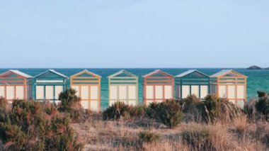 Playa de Sant Pol, Costa Brava ile Sagaro 'daki ünlü sahil kulübeleri. İspanya. Akdeniz