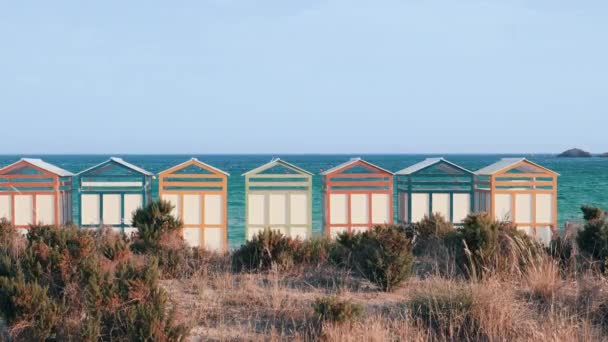 Famosas cabanas de praia em Sagaro com Playa de Sant Pol, Costa Brava. Espanha. Mar Mediterrâneo — Vídeo de Stock