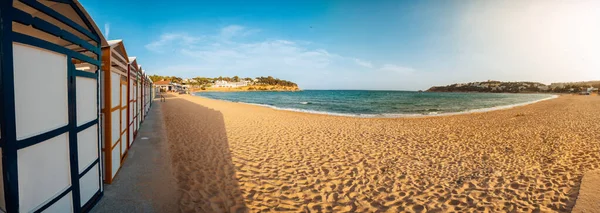 Slavné plážové chatrče v Sagaru s Playa de Sant Pol, Costa Brava. Španělsko. Středozemní moře — Stock fotografie