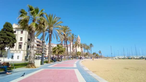 POV vista para a igreja de Sant Bartomeu i Santa Tecla em Sitges, Costa Dorada, Espanha — Vídeo de Stock