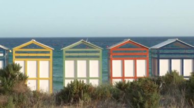 Playa de Sant Pol, Costa Brava ile Sagaro 'daki ünlü sahil kulübeleri. İspanya. Akdeniz 'de. Banyo kulübeleri 1920 'lerin başlarına ait.