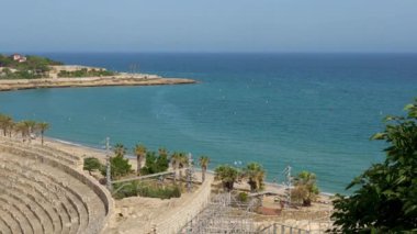 İspanya 'nın Tarragona kentinde, Costa Dorada, Katalonya, İspanya' daki Akdeniz kıyısında antik Roma amfi tiyatrosu. Tarraco Arkeoloji Topluluğu UNESCO Dünya Mirası Hakemi 875 ilan edildi.