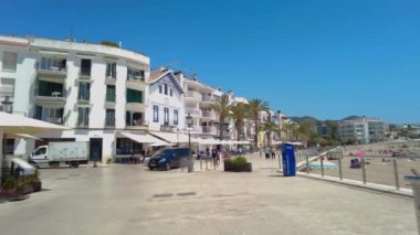 Sitges, İspanya. 22 Mayıs: Akdeniz kenti Sitges 'in eski kasabası olan Barselona' daki San Sebastian Sahili rıhtımında yürüyüş.