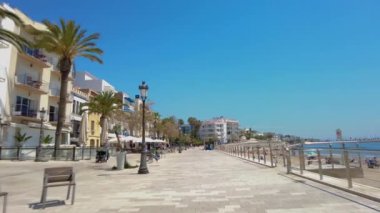 Sitges, İspanya. 22 Mayıs: Akdeniz kenti Sitges 'in eski kasabası olan Barselona' daki San Sebastian Sahili rıhtımında yürüyüş.