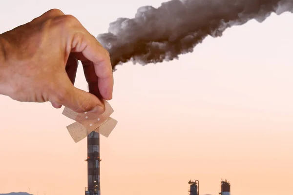 Mano Poniendo Una Tirita Pila Humo Concepto Negligencia Lavado Verde — Foto de Stock