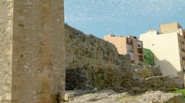 İspanya 'nın Tarragona kentinin Roma Sirki duvarına tüneyen güvercinler, Costa Dorada, Katalonya, İspanya' daki Akdeniz kıyısında. Tarraco Arkeolojik Topluluğu UNESCO Dünyası ilan edildi.
