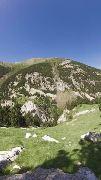 Wysokie Góry Vall Nuria Słoneczny Dzień Przykład Wysokiej Górskiej Doliny — Wideo stockowe