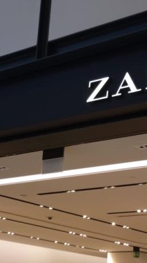 Tarragona, İspanya. Ağustos 2022: Zara mağazasının şehir merkezindeki ön girişi.