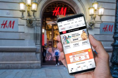 Tarragona, İspanya. 22 Ağustos: HM mağazasının girişindeki akıllı telefon ekranında Shein uygulaması. Shein, hızlı moda şirketinin Çinli rakibi.