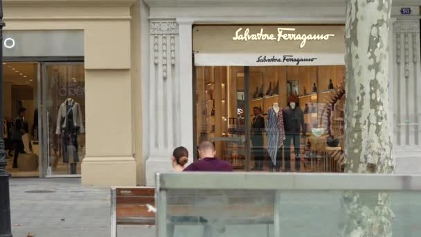 Barcelona Hiszpania Października 2022 Ludzie Spacerujący Przed Sklepem Salvatore Ferragamo — Wideo stockowe